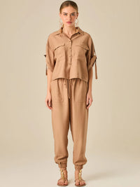 Pantalón jogger de tiro alto con pretina elástica y bolsillos frontales. Su silueta cómoda y ligera lo convierte en una prenda ideal para un estilo relajado, sin perder el toque sofisticado.

Detalles:

Color: Camel