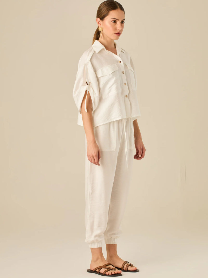 Pantalón jogger de tiro alto con pretina elástica y bolsillos frontales. Su silueta cómoda y ligera lo convierte en una prenda ideal para un estilo relajado, sin perder el toque sofisticado.

Detalles:

Color: Blanco
