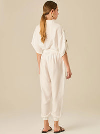 Pantalón jogger de tiro alto con pretina elástica y bolsillos frontales. Su silueta cómoda y ligera lo convierte en una prenda ideal para un estilo relajado, sin perder el toque sofisticado.

Detalles:

Color: Blanco