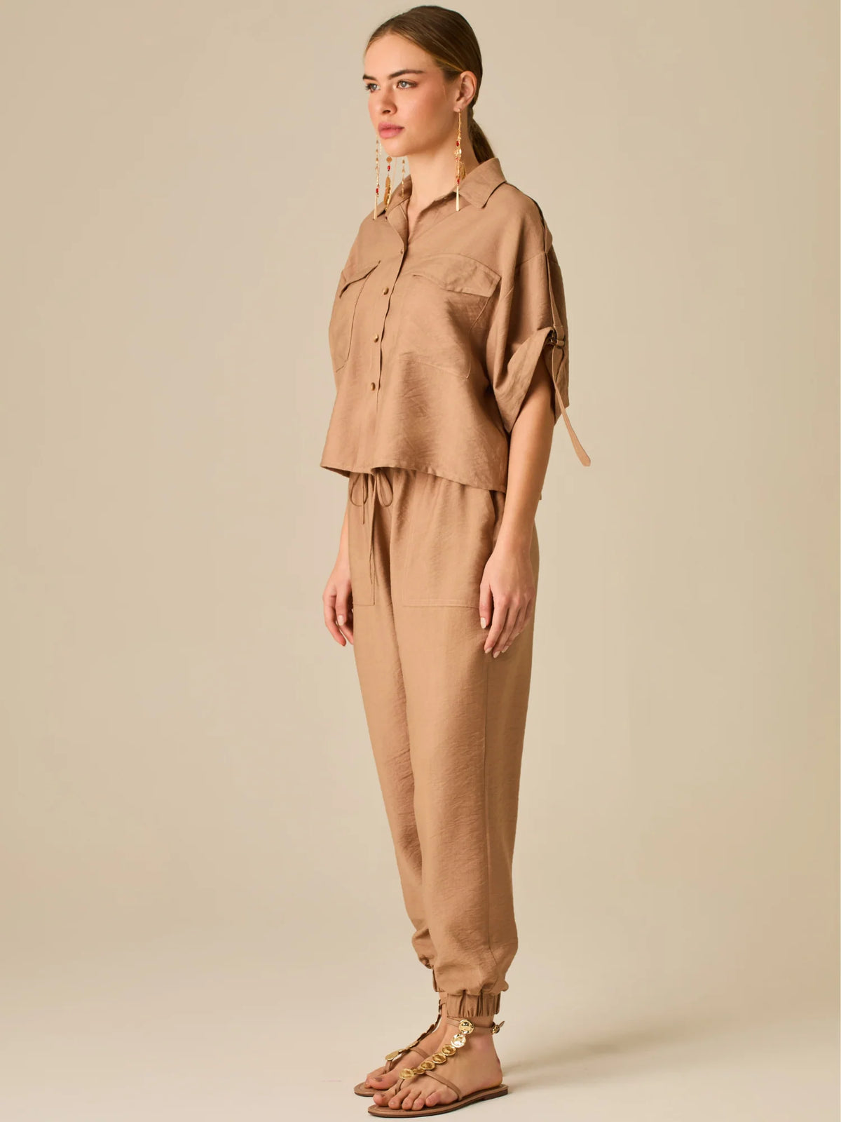 Pantalón jogger de tiro alto con pretina elástica y bolsillos frontales. Su silueta cómoda y ligera lo convierte en una prenda ideal para un estilo relajado, sin perder el toque sofisticado.

Detalles:

Color: Camel