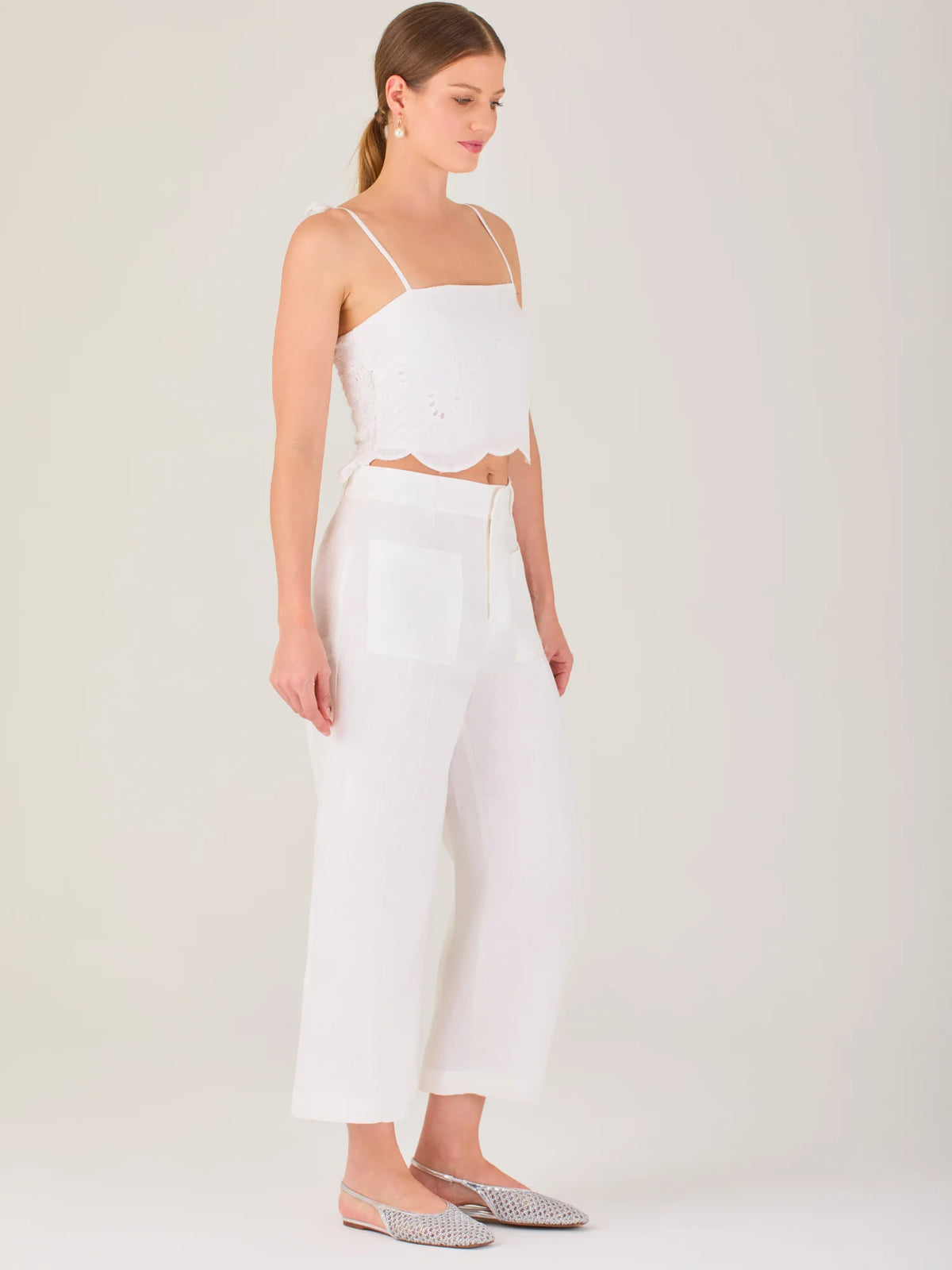 Pantalón de tiro alto con silueta culotte. Pernera amplia y recta con largo cropped al tobillo y dobladillo ancho. Pretina con botón y cierre, bolsillos de parche al frente y pinzas suaves que estilizan la cintura. Versátil y fresco para elevar looks de día o de noche

Detalles:

Color: Blanco


