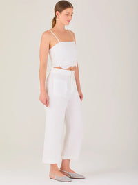 Pantalón de tiro alto con silueta culotte. Pernera amplia y recta con largo cropped al tobillo y dobladillo ancho. Pretina con botón y cierre, bolsillos de parche al frente y pinzas suaves que estilizan la cintura. Versátil y fresco para elevar looks de día o de noche

Detalles:

Color: Blanco

