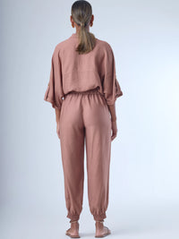 Cómodo y versátil, este pantalón tipo jogger presenta una silueta relajada con ajuste en tobillos y cintura elástica para máximo confort. Los bolsillos frontales tipo parche y la textura suave de la tela lo hacen ideal para looks casuales con un toque elevado. Perfecto para combinar con blusas fluidas o camisas estructuradas, en días de descanso o estilismos urbanos sofisticados.