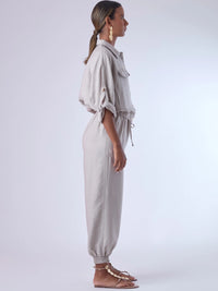 Cómodo y versátil, este pantalón tipo jogger presenta una silueta relajada con ajuste en tobillos y cintura elástica para máximo confort. Los bolsillos frontales tipo parche y la textura suave de la tela lo hacen ideal para looks casuales con un toque elevado. Perfecto para combinar con blusas fluidas o camisas estructuradas, en días de descanso o estilismos urbanos sofisticados.

Detalles:

Color: Cemento