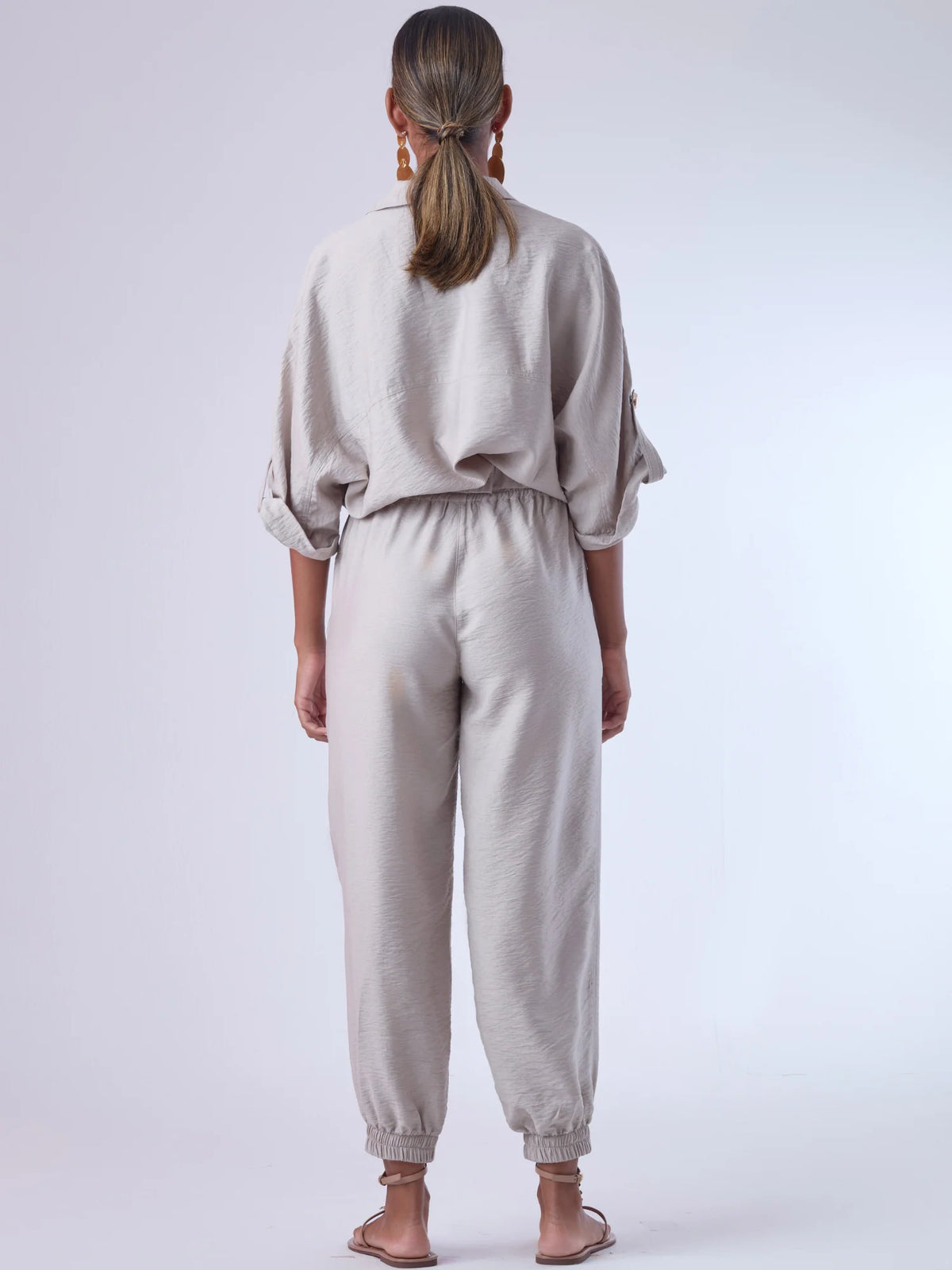 Cómodo y versátil, este pantalón tipo jogger presenta una silueta relajada con ajuste en tobillos y cintura elástica para máximo confort. Los bolsillos frontales tipo parche y la textura suave de la tela lo hacen ideal para looks casuales con un toque elevado. Perfecto para combinar con blusas fluidas o camisas estructuradas, en días de descanso o estilismos urbanos sofisticados.

Detalles:

Color: Cemento