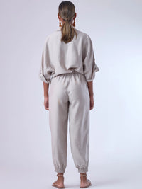 Cómodo y versátil, este pantalón tipo jogger presenta una silueta relajada con ajuste en tobillos y cintura elástica para máximo confort. Los bolsillos frontales tipo parche y la textura suave de la tela lo hacen ideal para looks casuales con un toque elevado. Perfecto para combinar con blusas fluidas o camisas estructuradas, en días de descanso o estilismos urbanos sofisticados.

Detalles:

Color: Cemento