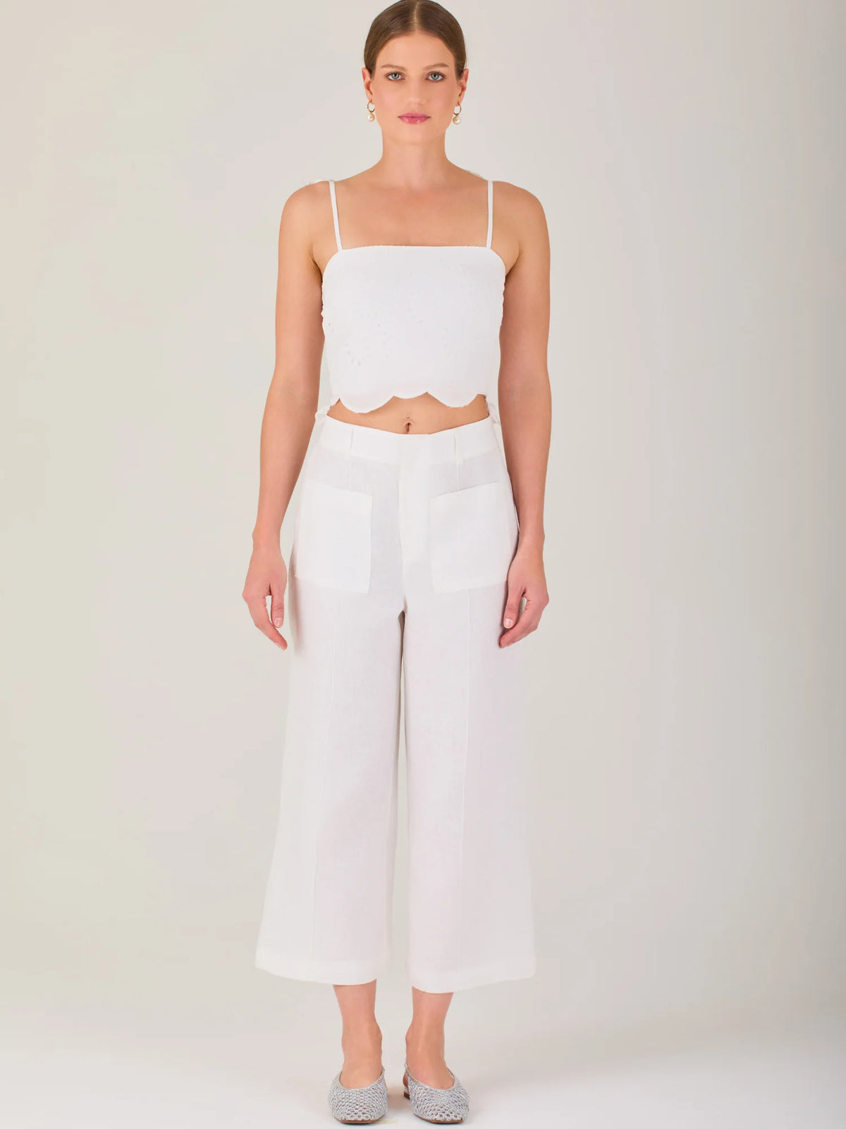 Pantalón de tiro alto con silueta culotte. Pernera amplia y recta con largo cropped al tobillo y dobladillo ancho. Pretina con botón y cierre, bolsillos de parche al frente y pinzas suaves que estilizan la cintura. Versátil y fresco para elevar looks de día o de noche

Detalles:

Color: Blanco

