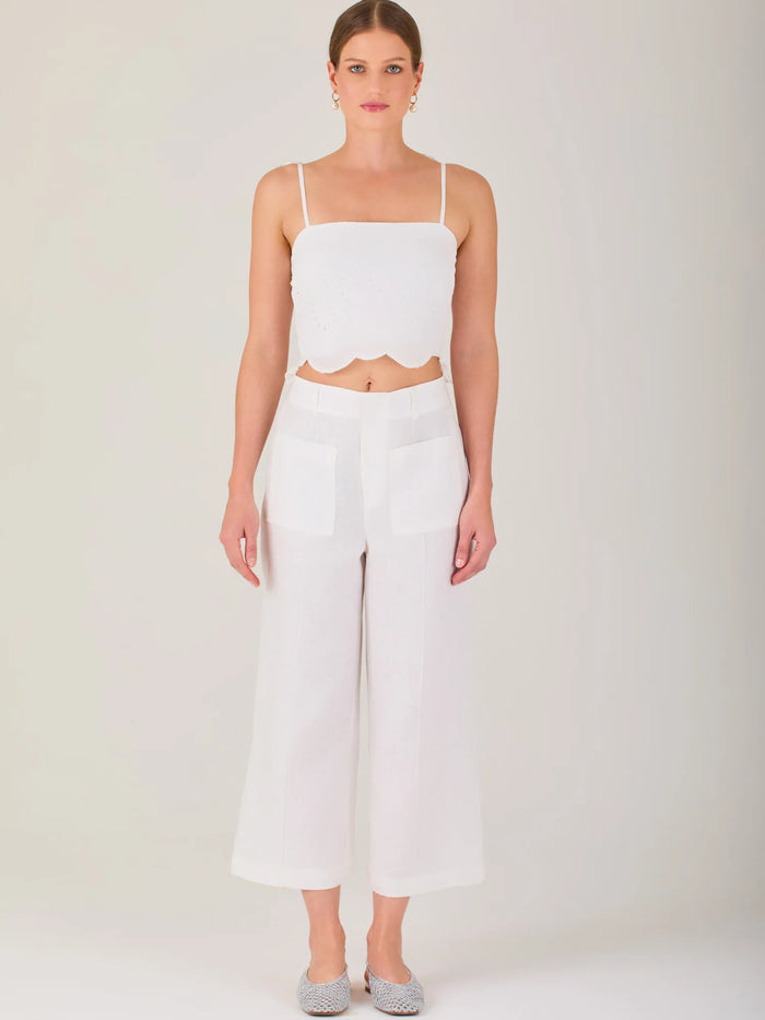 Pantalón de tiro alto con silueta culotte. Pernera amplia y recta con largo cropped al tobillo y dobladillo ancho. Pretina con botón y cierre, bolsillos de parche al frente y pinzas suaves que estilizan la cintura. Versátil y fresco para elevar looks de día o de noche

Detalles:

Color: Blanco

