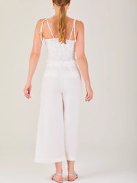 Pantalón de tiro alto con silueta culotte. Pernera amplia y recta con largo cropped al tobillo y dobladillo ancho. Pretina con botón y cierre, bolsillos de parche al frente y pinzas suaves que estilizan la cintura. Versátil y fresco para elevar looks de día o de noche

Detalles:

Color: Blanco

