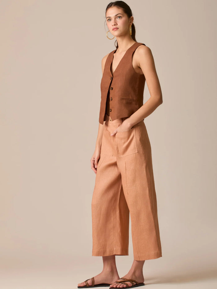 Pantalón de tiro alto con silueta culotte. Pernera amplia y recta con largo cropped al tobillo y dobladillo ancho. Pretina con botón y cierre, bolsillos de parche al frente y pinzas suaves que estilizan la cintura. Versátil y fresco para elevar looks de día o de noche

Detalles:

Color: Peach

Material: 100% Lino
