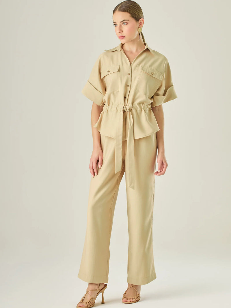 Pantalón de corte recto y silueta relajada, con cintura elástica que se adapta cómodamente al cuerpo. La tela fluida le da un movimiento suave y elegante, ideal para un look casual con un toque refinado. El largo llega justo al tobillo, perfecto para combinar con sandalias o tacones bajos. Su diseño limpio lo convierte en una pieza versátil para múltiples ocasiones

Detalles:

Color: Camel

Material:&nbsp;89% Rayon 11% Poliester&nbsp;