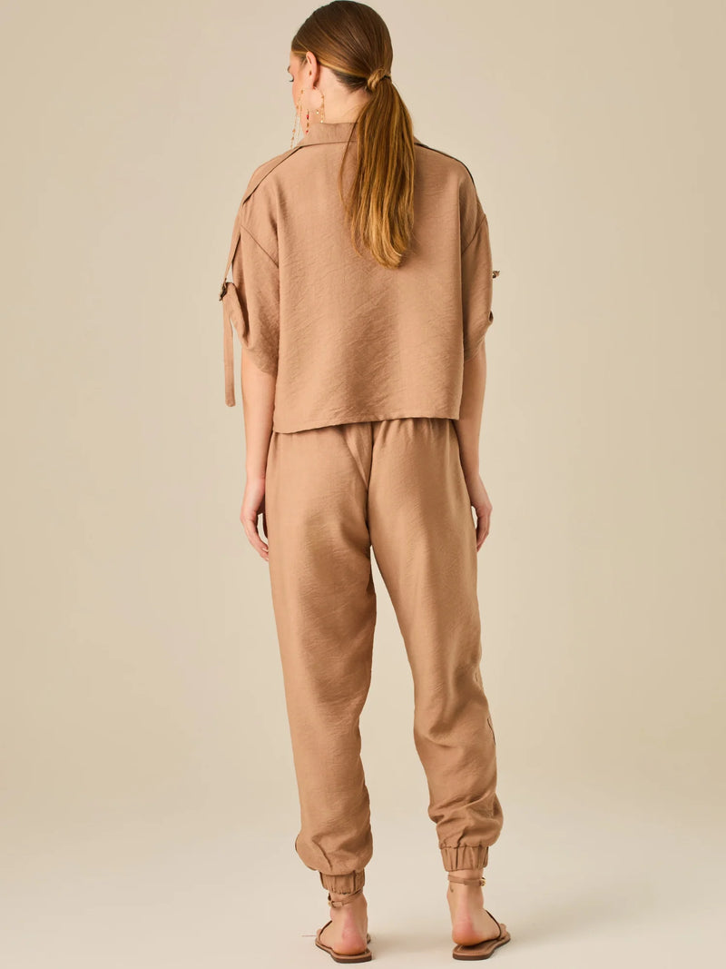 Pantalón jogger de tiro alto con pretina elástica y bolsillos frontales. Su silueta cómoda y ligera lo convierte en una prenda ideal para un estilo relajado, sin perder el toque sofisticado.

Detalles:

Color: Camel