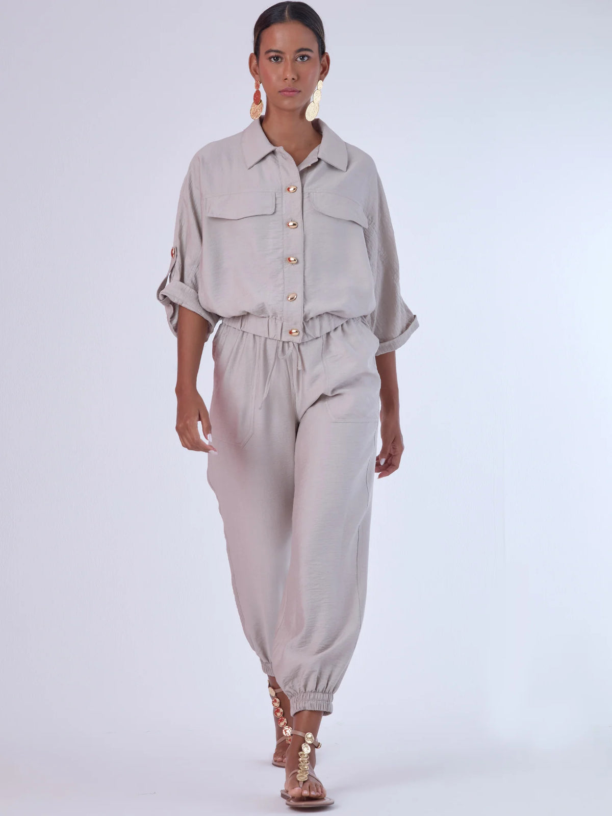 Cómodo y versátil, este pantalón tipo jogger presenta una silueta relajada con ajuste en tobillos y cintura elástica para máximo confort. Los bolsillos frontales tipo parche y la textura suave de la tela lo hacen ideal para looks casuales con un toque elevado. Perfecto para combinar con blusas fluidas o camisas estructuradas, en días de descanso o estilismos urbanos sofisticados.

Detalles:

Color: Cemento