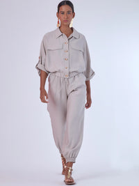 Cómodo y versátil, este pantalón tipo jogger presenta una silueta relajada con ajuste en tobillos y cintura elástica para máximo confort. Los bolsillos frontales tipo parche y la textura suave de la tela lo hacen ideal para looks casuales con un toque elevado. Perfecto para combinar con blusas fluidas o camisas estructuradas, en días de descanso o estilismos urbanos sofisticados.

Detalles:

Color: Cemento