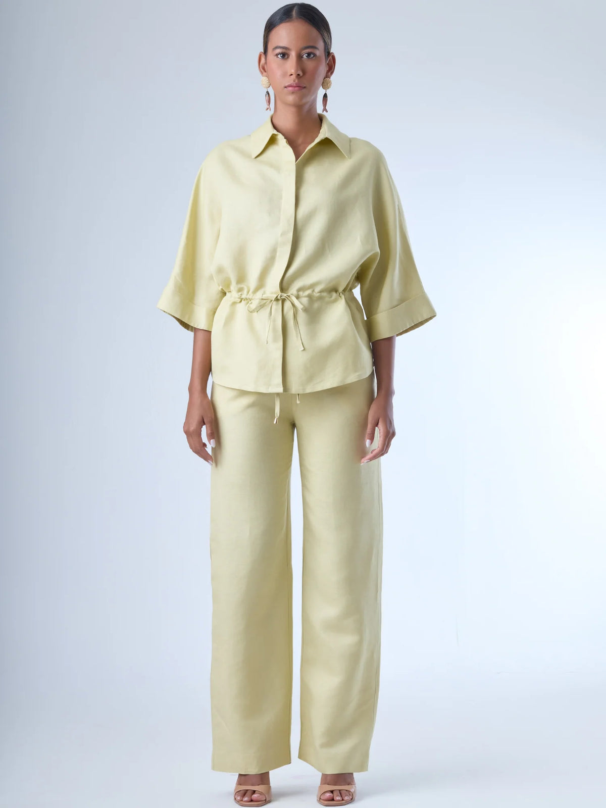 Pantalón de corte recto con diseño de pierna ancha, confeccionado en un tejido ligero que aporta caída fluida. De tiro alto, ofrece una silueta alargada y elegante. No lleva bolsillos visibles ni pinzas, lo que refuerza su apariencia limpia y pulida. Ideal para combinar con camisas o blusas sueltas para un estilo sofisticado y relajado.

Detalles:

Color: Ivory

Material: 50% lino 50% Rayon