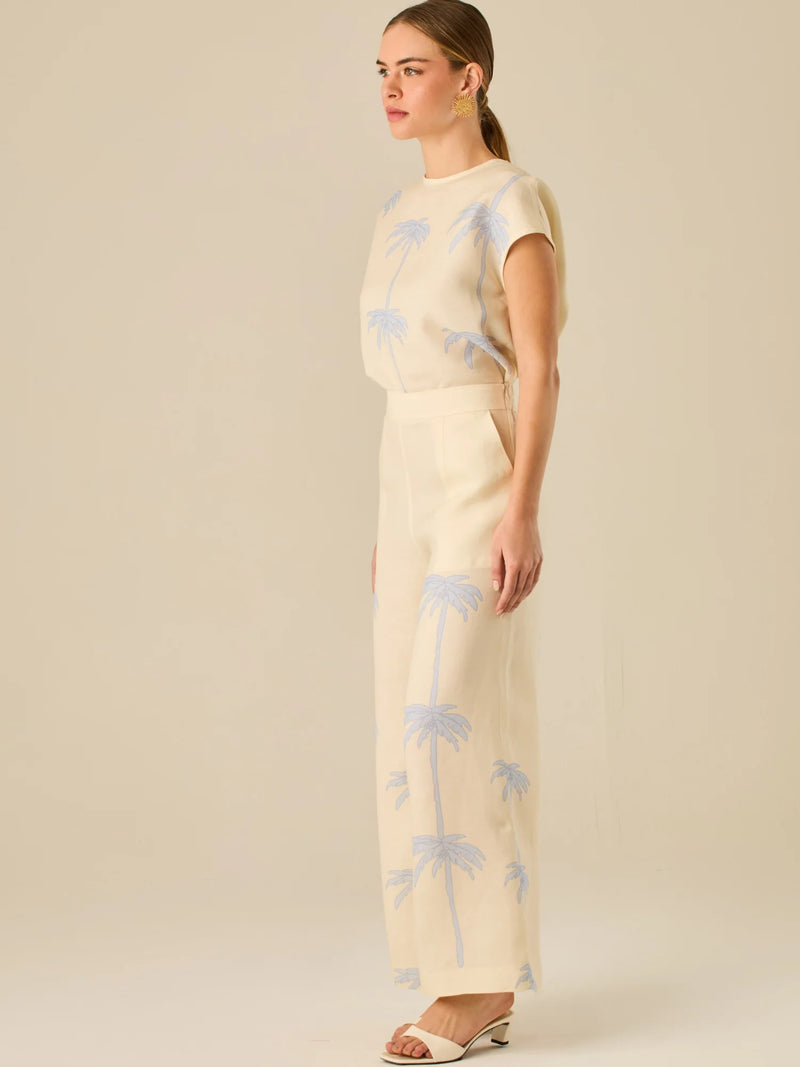 Pantalón de tiro alto con silueta amplia y pierna recta. Confeccionado en tejido liviano y suave, presenta estampado de palmeras a lo largo de ambas piernas que aporta un aire tropical y relajado. Su diseño estructurado combina comodidad y estilo, ideal para días de verano con un toque distintivo.

Detalles:

Color: Sand