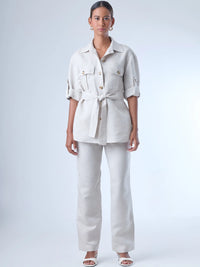 Con un diseño limpio y sofisticado, este pantalón recto confeccionado en lino ofrece frescura y estructura en partes iguales. Su silueta alargada estiliza la figura, mientras que el fit cómodo lo hace ideal para el día a día. Perfecto para combinar con camisas o blusas amplias en entornos profesionales o estilos casuales elevados.