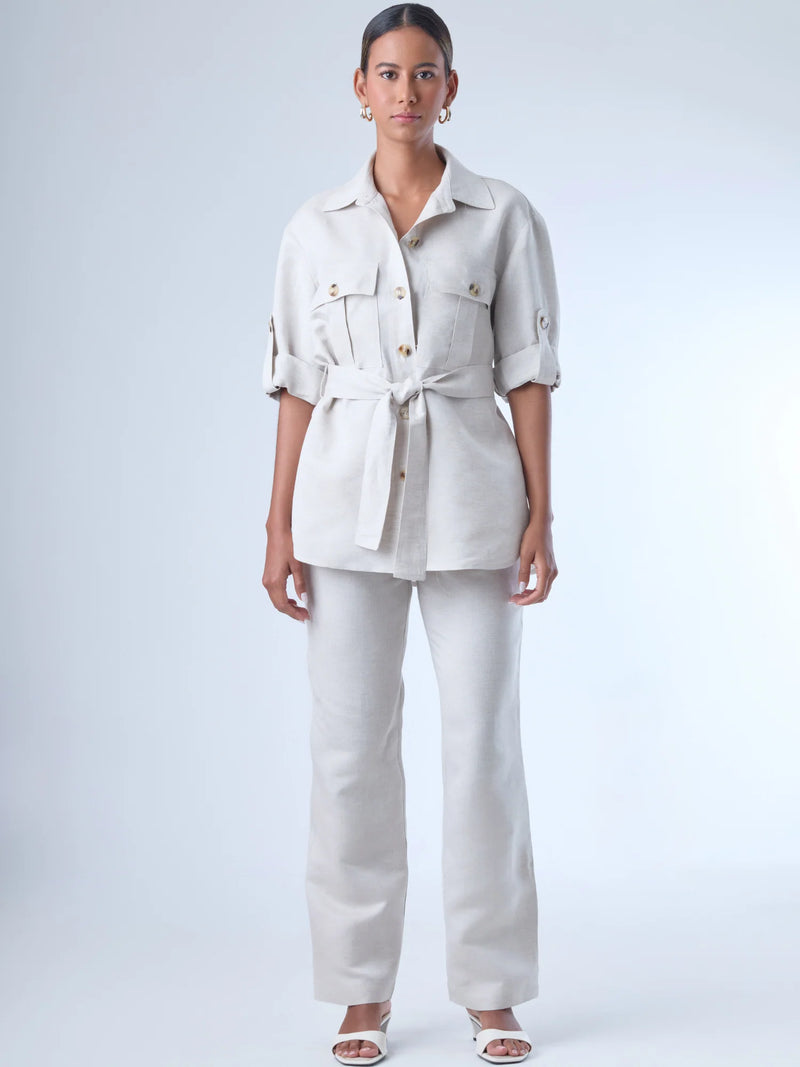 Con un diseño limpio y sofisticado, este pantalón recto confeccionado en lino ofrece frescura y estructura en partes iguales. Su silueta alargada estiliza la figura, mientras que el fit cómodo lo hace ideal para el día a día. Perfecto para combinar con camisas o blusas amplias en entornos profesionales o estilos casuales elevados.
