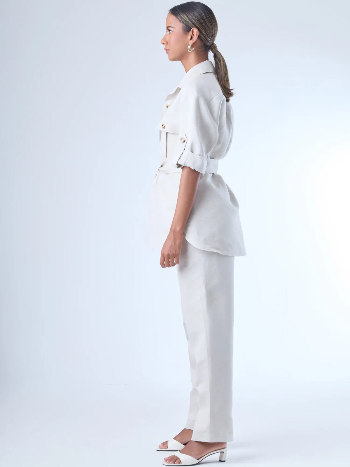 Con un diseño limpio y sofisticado, este pantalón recto confeccionado en lino ofrece frescura y estructura en partes iguales. Su silueta alargada estiliza la figura, mientras que el fit cómodo lo hace ideal para el día a día. Perfecto para combinar con camisas o blusas amplias en entornos profesionales o estilos casuales elevados.