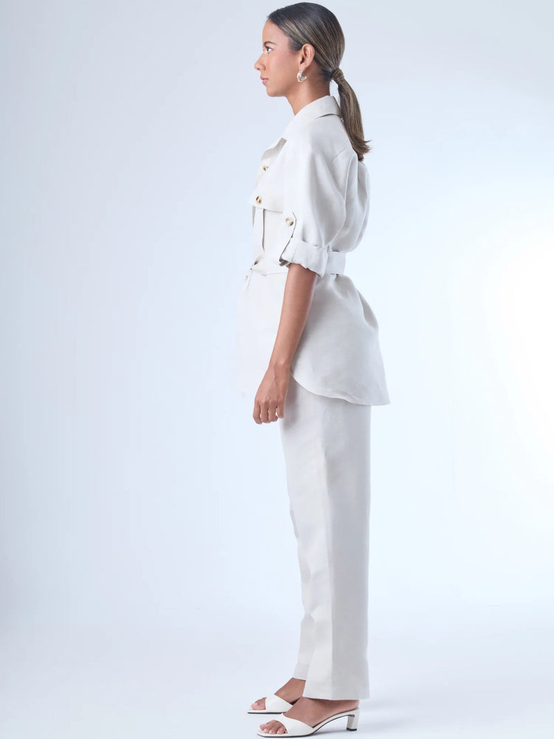 Con un diseño limpio y sofisticado, este pantalón recto confeccionado en lino ofrece frescura y estructura en partes iguales. Su silueta alargada estiliza la figura, mientras que el fit cómodo lo hace ideal para el día a día. Perfecto para combinar con camisas o blusas amplias en entornos profesionales o estilos casuales elevados.