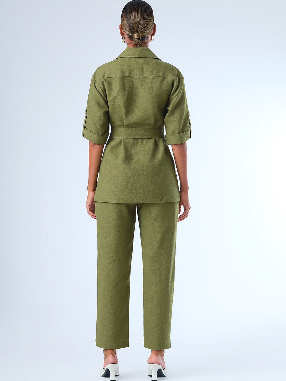 Este pantalón de silueta recta y fit pulido ofrece un equilibrio perfecto entre comodidad y elegancia. Confeccionado en una tela de caída firme, es ideal para looks sofisticados de día o conjuntos de inspiración utilitaria. Perfecto para combinar con blusas amplias o tops entallados, en ocasiones casuales o entornos profesionales con estilo.

Detalles: