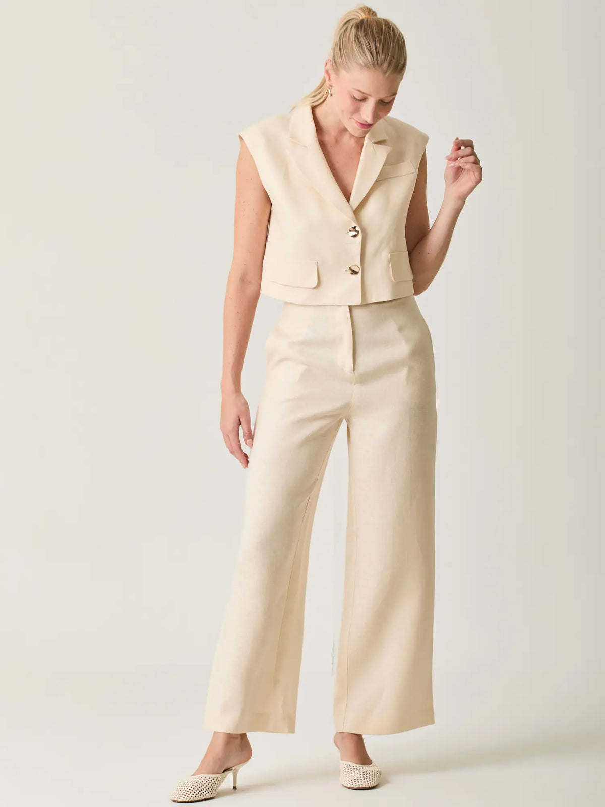 antalón Largo Rebe Crema elegante con estilo minimalista y estructura pulida.