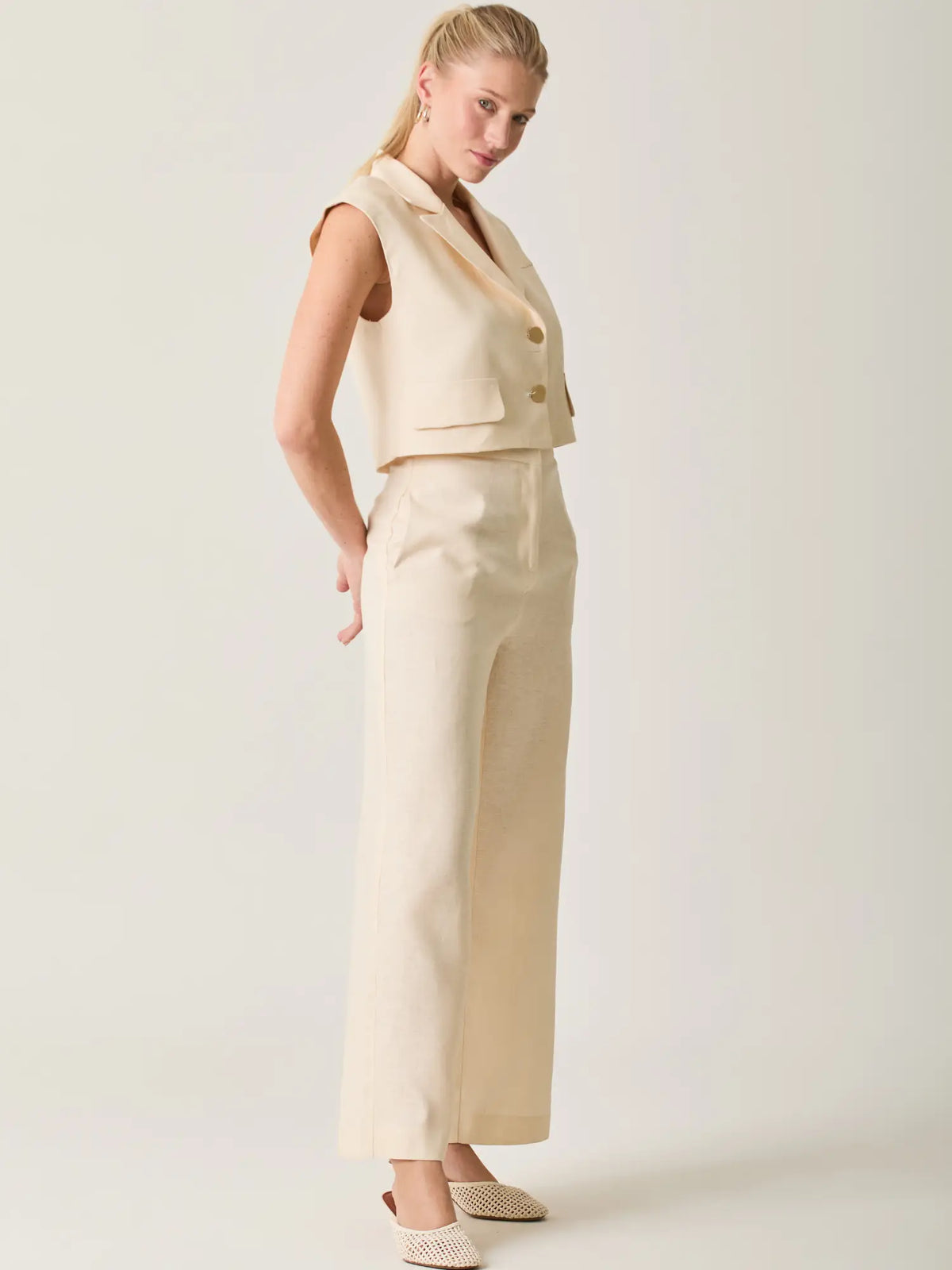 Pantalón Largo Rebe Crema largo y versátil para mujer con diseño neutro y favorecedor.