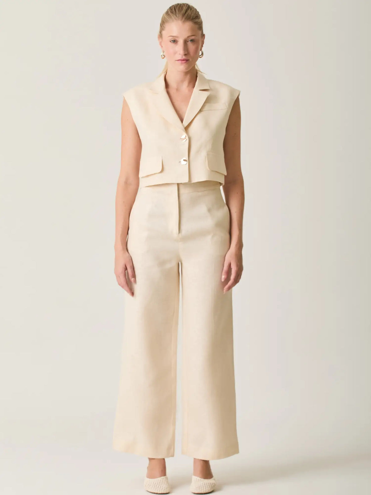 Pantalón Largo Rebe Crema con corte recto y diseño moderno ideal para combinar con blusas y tops.