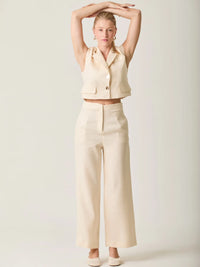 Pantalón Largo Rebe Crema para mujer con pierna recta y diseño elegante en tono crema suave.