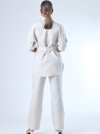 Con un diseño limpio y sofisticado, este pantalón recto confeccionado en lino ofrece frescura y estructura en partes iguales. Su silueta alargada estiliza la figura, mientras que el fit cómodo lo hace ideal para el día a día. Perfecto para combinar con camisas o blusas amplias en entornos profesionales o estilos casuales elevados.
