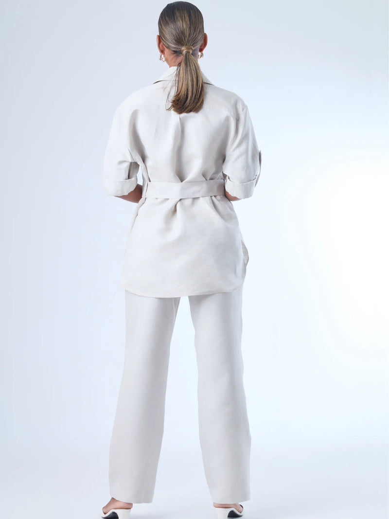 Con un diseño limpio y sofisticado, este pantalón recto confeccionado en lino ofrece frescura y estructura en partes iguales. Su silueta alargada estiliza la figura, mientras que el fit cómodo lo hace ideal para el día a día. Perfecto para combinar con camisas o blusas amplias en entornos profesionales o estilos casuales elevados.