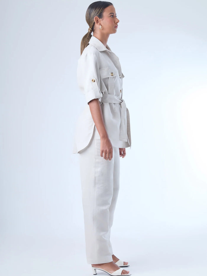 Con un diseño limpio y sofisticado, este pantalón recto confeccionado en lino ofrece frescura y estructura en partes iguales. Su silueta alargada estiliza la figura, mientras que el fit cómodo lo hace ideal para el día a día. Perfecto para combinar con camisas o blusas amplias en entornos profesionales o estilos casuales elevados.