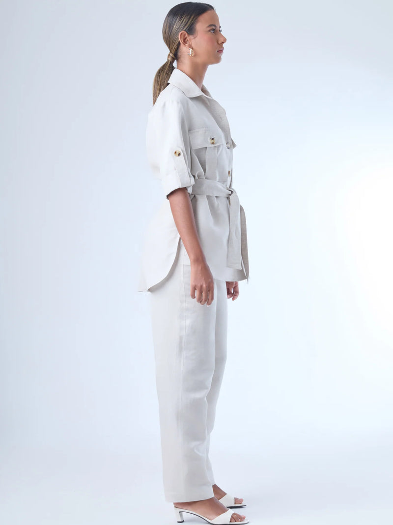 Con un diseño limpio y sofisticado, este pantalón recto confeccionado en lino ofrece frescura y estructura en partes iguales. Su silueta alargada estiliza la figura, mientras que el fit cómodo lo hace ideal para el día a día. Perfecto para combinar con camisas o blusas amplias en entornos profesionales o estilos casuales elevados.