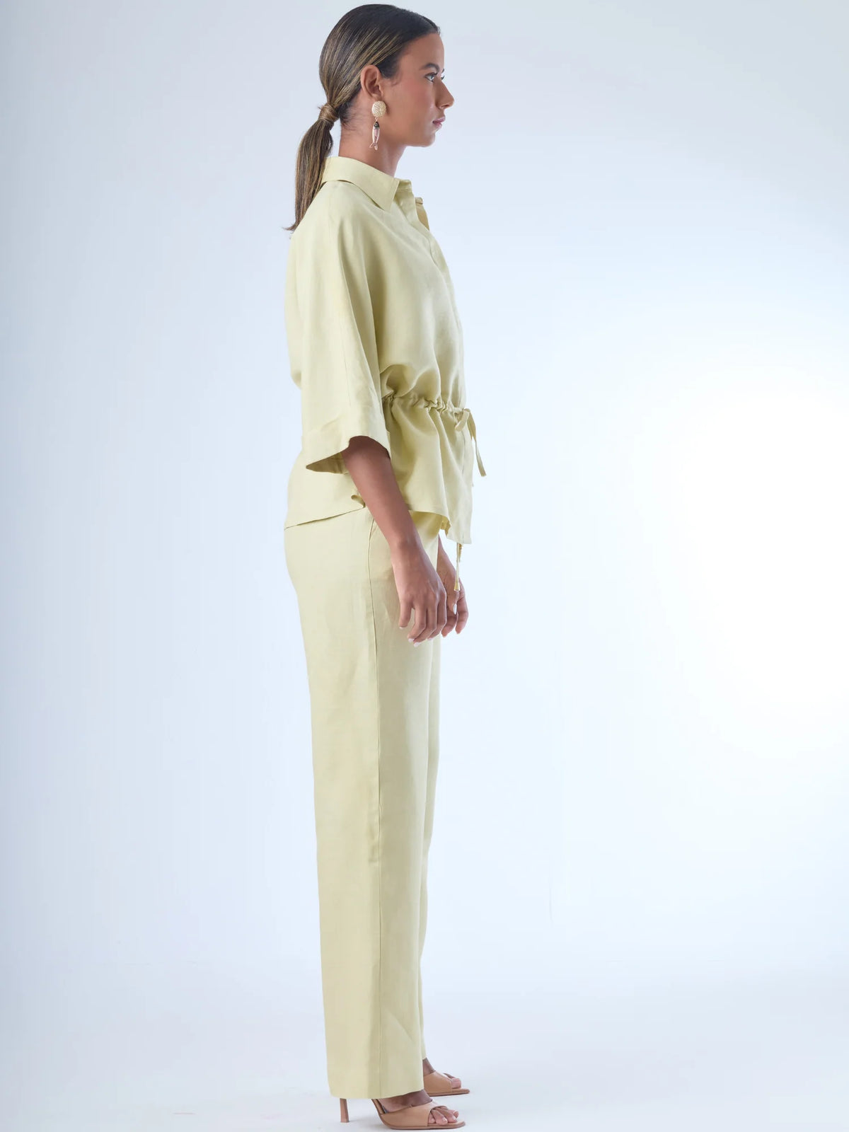 Pantalón de corte recto con diseño de pierna ancha, confeccionado en un tejido ligero que aporta caída fluida. De tiro alto, ofrece una silueta alargada y elegante. No lleva bolsillos visibles ni pinzas, lo que refuerza su apariencia limpia y pulida. Ideal para combinar con camisas o blusas sueltas para un estilo sofisticado y relajado.

Detalles:

Color: Ivory

Material: 50% lino 50% Rayon