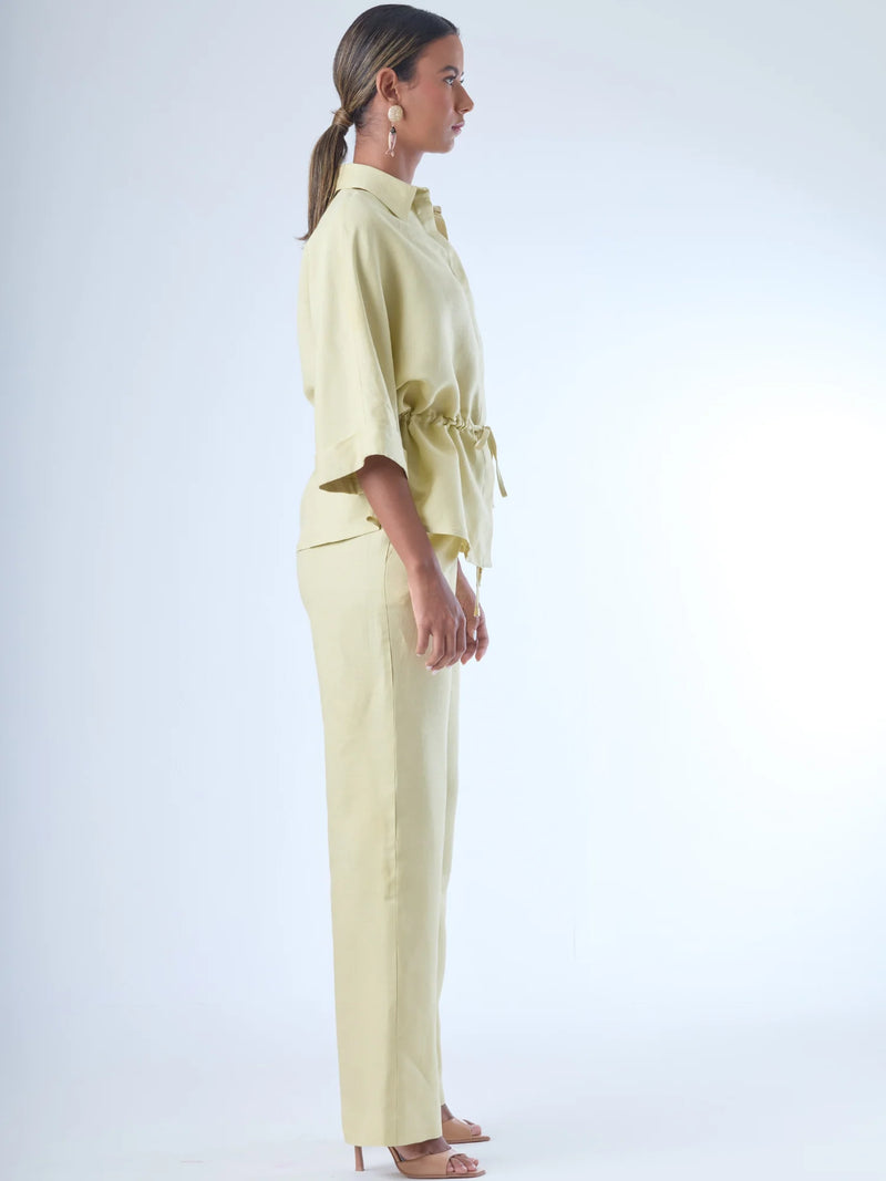 Pantalón de corte recto con diseño de pierna ancha, confeccionado en un tejido ligero que aporta caída fluida. De tiro alto, ofrece una silueta alargada y elegante. No lleva bolsillos visibles ni pinzas, lo que refuerza su apariencia limpia y pulida. Ideal para combinar con camisas o blusas sueltas para un estilo sofisticado y relajado.

Detalles:

Color: Ivory

Material: 50% lino 50% Rayon