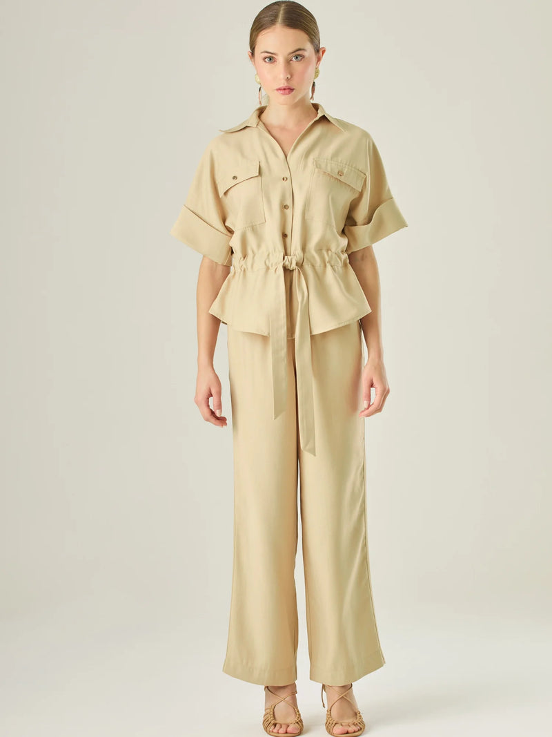 Pantalón de corte recto y silueta relajada, con cintura elástica que se adapta cómodamente al cuerpo. La tela fluida le da un movimiento suave y elegante, ideal para un look casual con un toque refinado. El largo llega justo al tobillo, perfecto para combinar con sandalias o tacones bajos. Su diseño limpio lo convierte en una pieza versátil para múltiples ocasiones

Detalles:

Color: Camel

Material:&nbsp;89% Rayon 11% Poliester&nbsp;