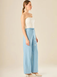 Pantalón de tiro alto con silueta amplia y cintura ajustable con lazo trenzado. Su diseño cómodo y elegante aporta un estilo relajado y fresco, ideal para looks casuales con un toque sofisticado y moderno.

Detalles:

Color: Bbay Blue

Material: 100% lino.&nbsp;

Características: Incluye cinturón a