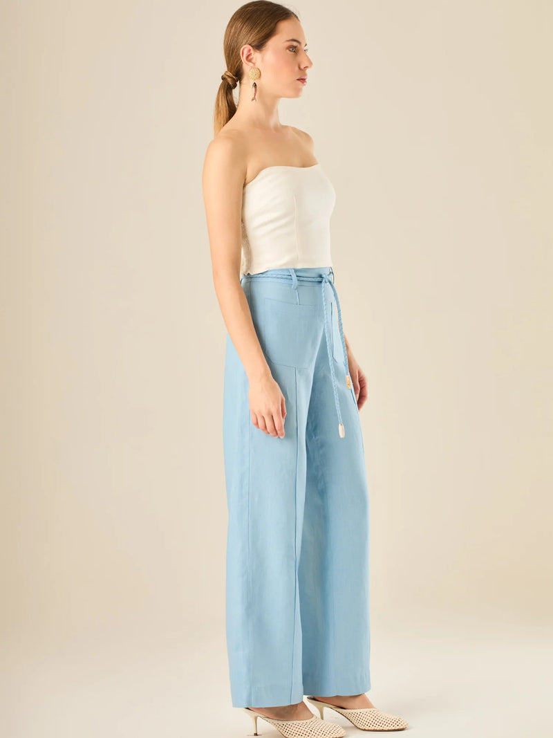 Pantalón de tiro alto con silueta amplia y cintura ajustable con lazo trenzado. Su diseño cómodo y elegante aporta un estilo relajado y fresco, ideal para looks casuales con un toque sofisticado y moderno.

Detalles:

Color: Bbay Blue

Material: 100% lino.&nbsp;

Características: Incluye cinturón a
