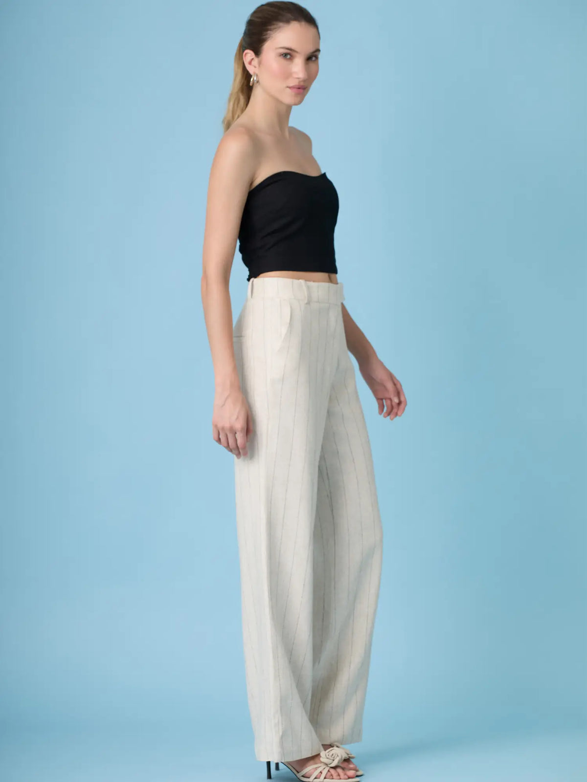 Pantalón Rondine Sand de tiro alto en tono arena con pierna ancha y diseño moderno.