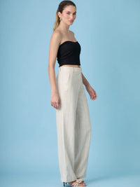 Pantalón Rondine Sand de tiro alto en tono arena con pierna ancha y diseño moderno.