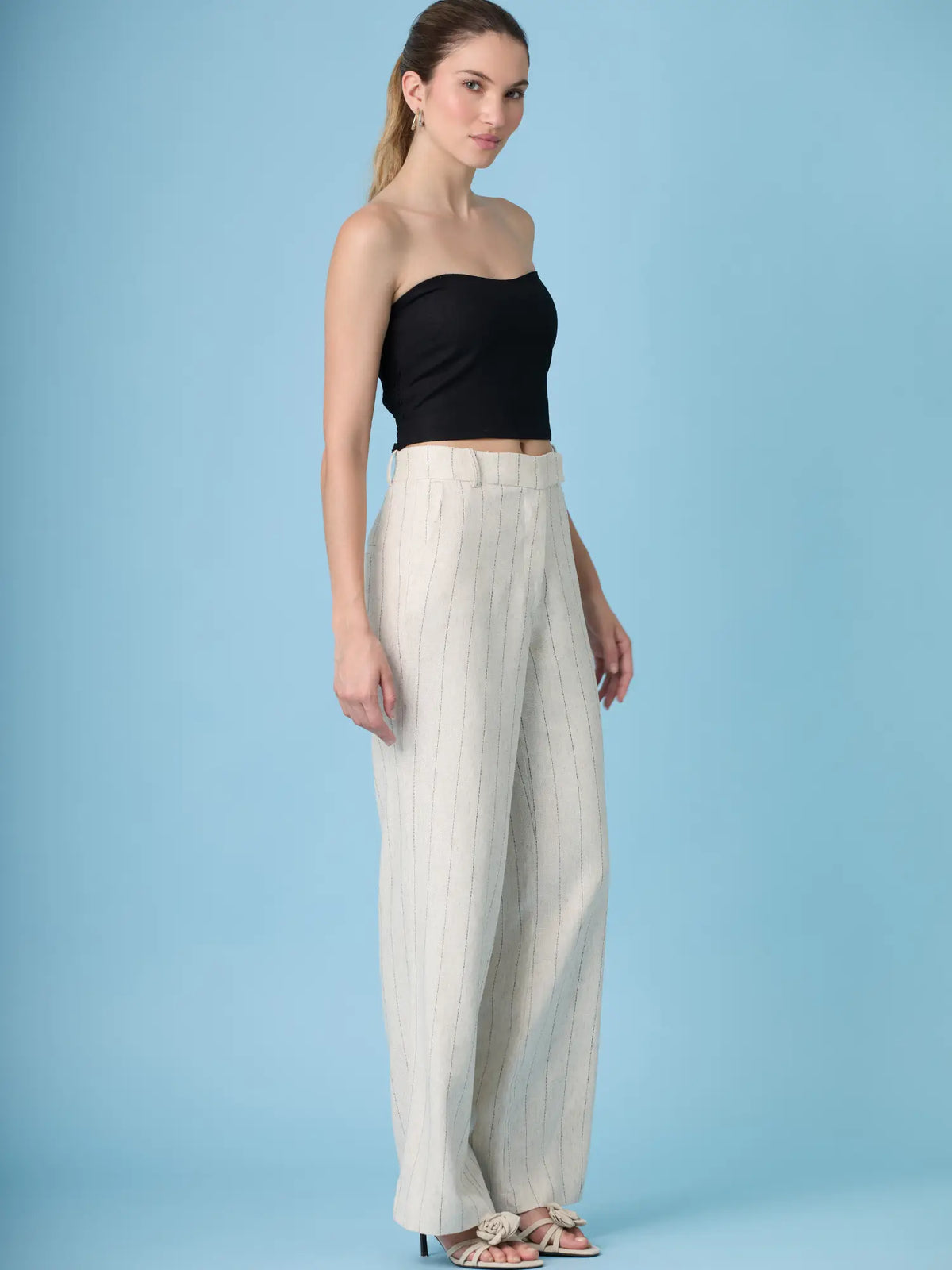 Pantalón Rondine Sand para mujer con pierna recta y rayas sutiles ideales para un outfit moderno.