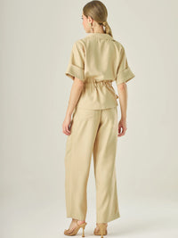 Pantalón de corte recto y silueta relajada, con cintura elástica que se adapta cómodamente al cuerpo. La tela fluida le da un movimiento suave y elegante, ideal para un look casual con un toque refinado. El largo llega justo al tobillo, perfecto para combinar con sandalias o tacones bajos. Su diseño limpio lo convierte en una pieza versátil para múltiples ocasiones

Detalles:

Color: Camel

Material:&nbsp;89% Rayon 11% Poliester&nbsp;