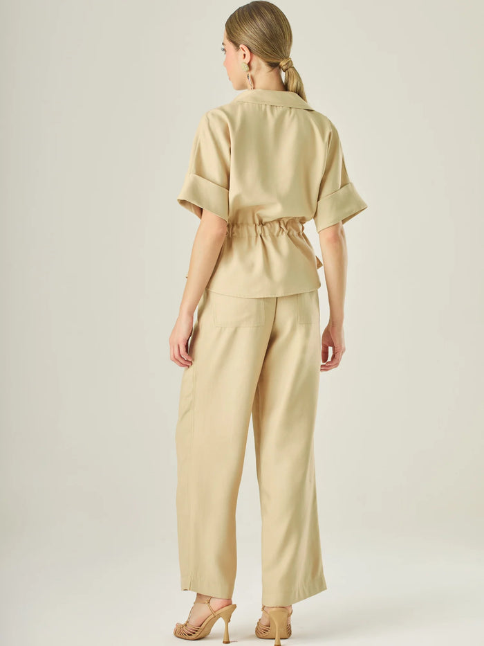 Pantalón de corte recto y silueta relajada, con cintura elástica que se adapta cómodamente al cuerpo. La tela fluida le da un movimiento suave y elegante, ideal para un look casual con un toque refinado. El largo llega justo al tobillo, perfecto para combinar con sandalias o tacones bajos. Su diseño limpio lo convierte en una pieza versátil para múltiples ocasiones

Detalles:

Color: Camel

Material:&nbsp;89% Rayon 11% Poliester&nbsp;