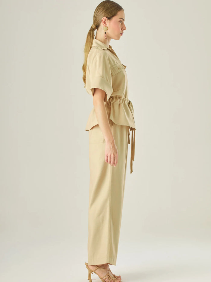 Pantalón de corte recto y silueta relajada, con cintura elástica que se adapta cómodamente al cuerpo. La tela fluida le da un movimiento suave y elegante, ideal para un look casual con un toque refinado. El largo llega justo al tobillo, perfecto para combinar con sandalias o tacones bajos. Su diseño limpio lo convierte en una pieza versátil para múltiples ocasiones

Detalles:

Color: Camel

Material:&nbsp;89% Rayon 11% Poliester&nbsp;