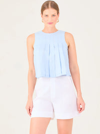 Blusa sin mangas de silueta recta con delicados pliegues frontales que aportan movimiento y un acabado refinado.

Detalles:

Color: Baby Blue
