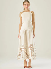 Vestido largo sin mangas con escote recto, aberturas laterales y detalle bordado en el bajo con motivos de inspiración natural. Su diseño limpio y femenino lo convierte en una opción ideal para un look sofisticado con un aire fresco y artesanal.

Detalles:

Color: Sand