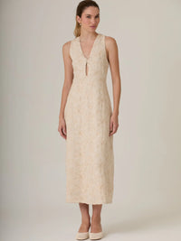 Vestido largo beige con bordado floral y escote en V elegante ideal para mujer.