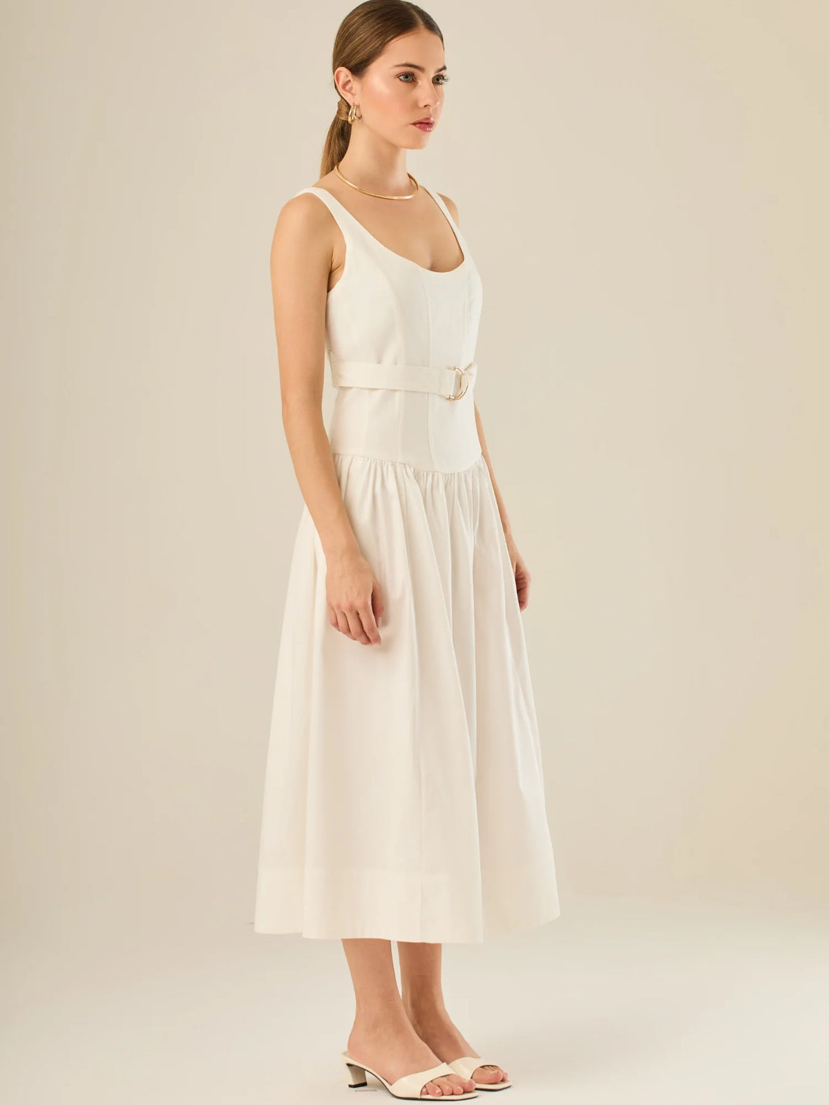 Vestido midi sin mangas con escote redondeado y cinturón decorativo que acentúa la cintura. Su silueta limpia y femenina, junto con la falda con caída suave, lo convierten en una opción elegante y versátil para un look sofisticado y atemporal.

Detalles:

Color: Blanco

Material: 69% Rayo