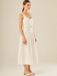 Vestido midi sin mangas con escote redondeado y cinturón decorativo que acentúa la cintura. Su silueta limpia y femenina, junto con la falda con caída suave, lo convierten en una opción elegante y versátil para un look sofisticado y atemporal.

Detalles:

Color: Blanco

Material: 69% Rayo