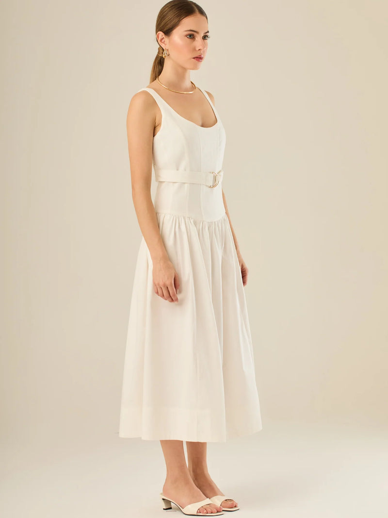 Vestido midi sin mangas con escote redondeado y cinturón decorativo que acentúa la cintura. Su silueta limpia y femenina, junto con la falda con caída suave, lo convierten en una opción elegante y versátil para un look sofisticado y atemporal.

Detalles:

Color: Blanco

Material: 69% Rayo